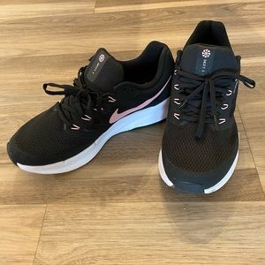 Nike Running Shoe (tennis shoes) Swift 3 Woman’s Sz 11